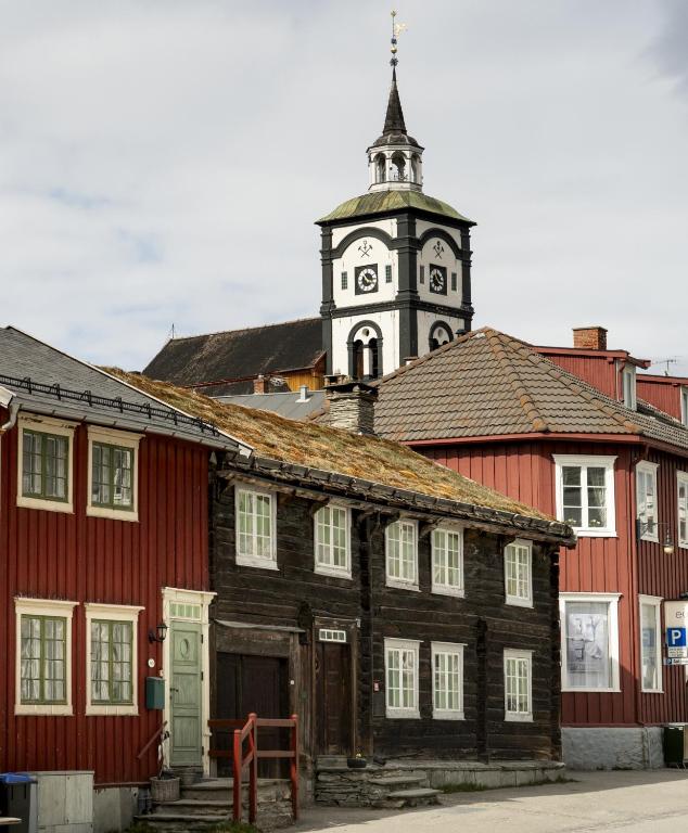 an old wooden building with a clock tower on top at Per Amundsagården in Røros