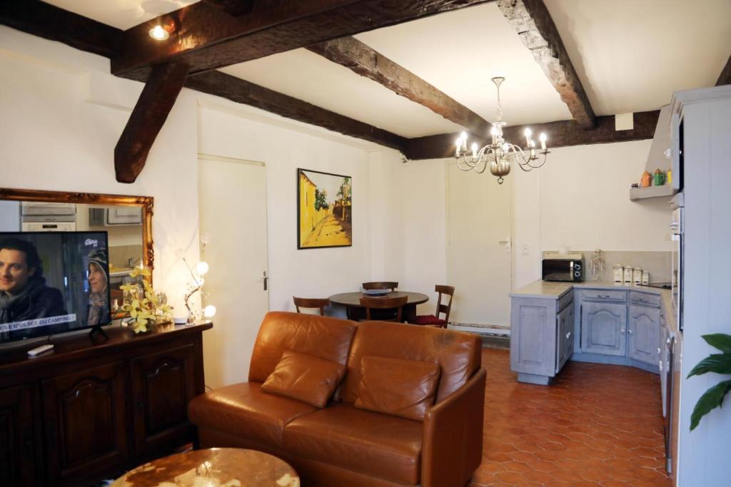 un salon avec un canapé et une table dans l'établissement Villa Loudéro, à Bédarieux