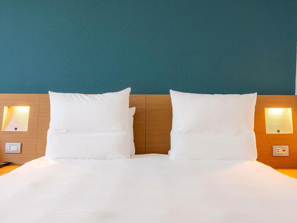 Postel nebo postele na pokoji v ubytování Novotel Roma Est