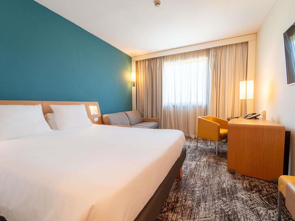 Postel nebo postele na pokoji v ubytování Novotel Roma Est