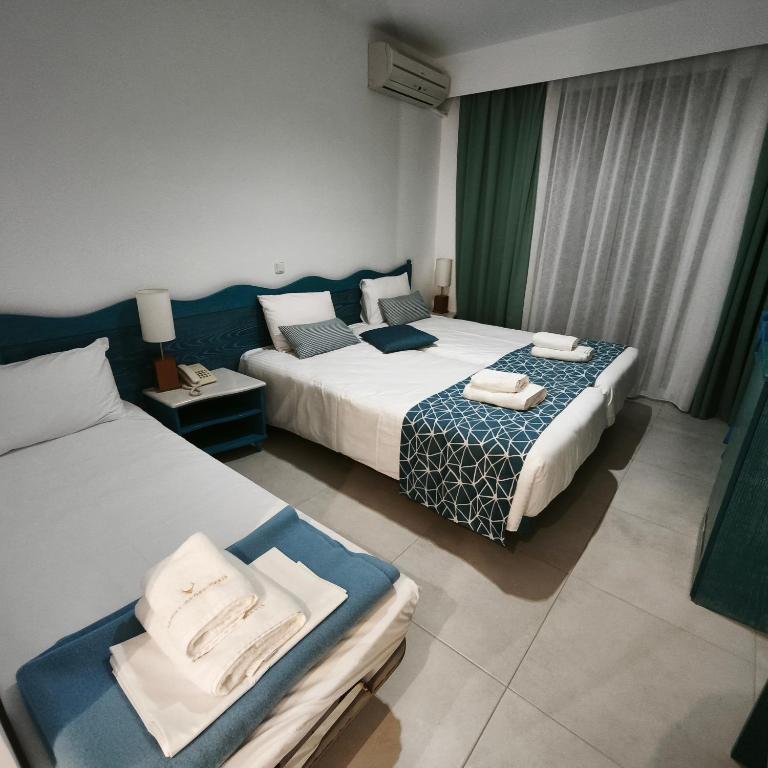 Postel nebo postele na pokoji v ubytování Knossos Hotel