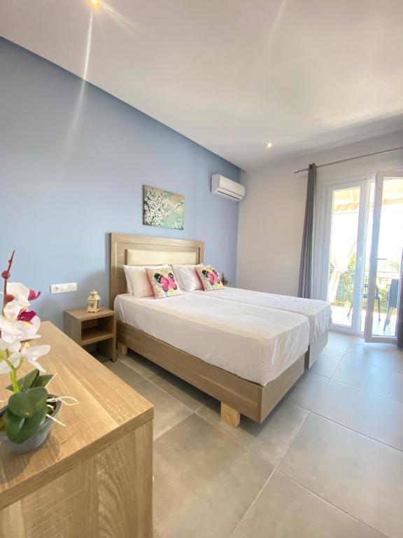 Postel nebo postele na pokoji v ubytování Paradiso Hotel Sea View and Pool Suites Ipsos Corfu