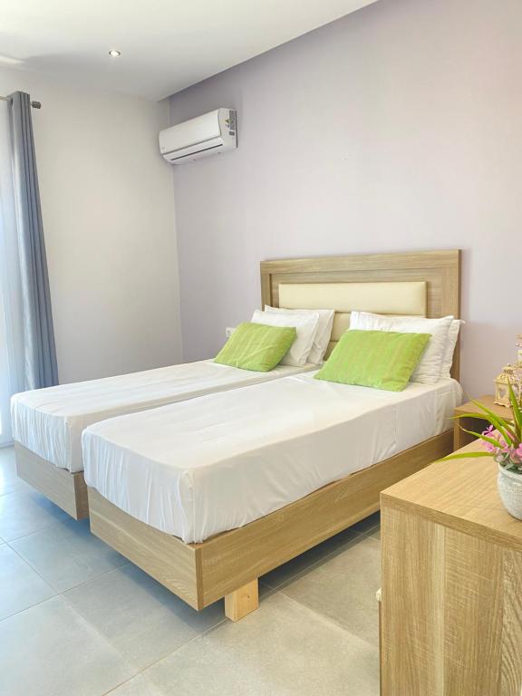 Postel nebo postele na pokoji v ubytování Paradiso Hotel Sea View and Pool Suites Ipsos Corfu