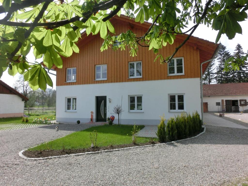 ein großes Haus mit weiß und braun in der Unterkunft Ferienwohnung Am Verlorenen Bach in Untermühlhausen