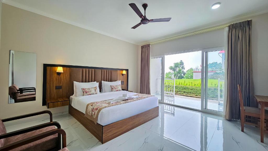 Postel nebo postele na pokoji v ubytování Yashshree Resorts & Spa Kalimpong