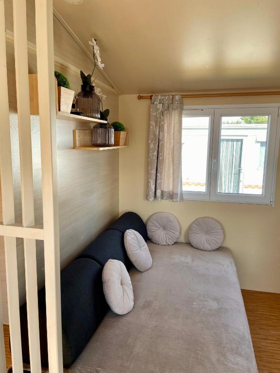 Postel nebo postele na pokoji v ubytování NORDSEE GLAMPING MobilheimChaletStacaravan-2329-