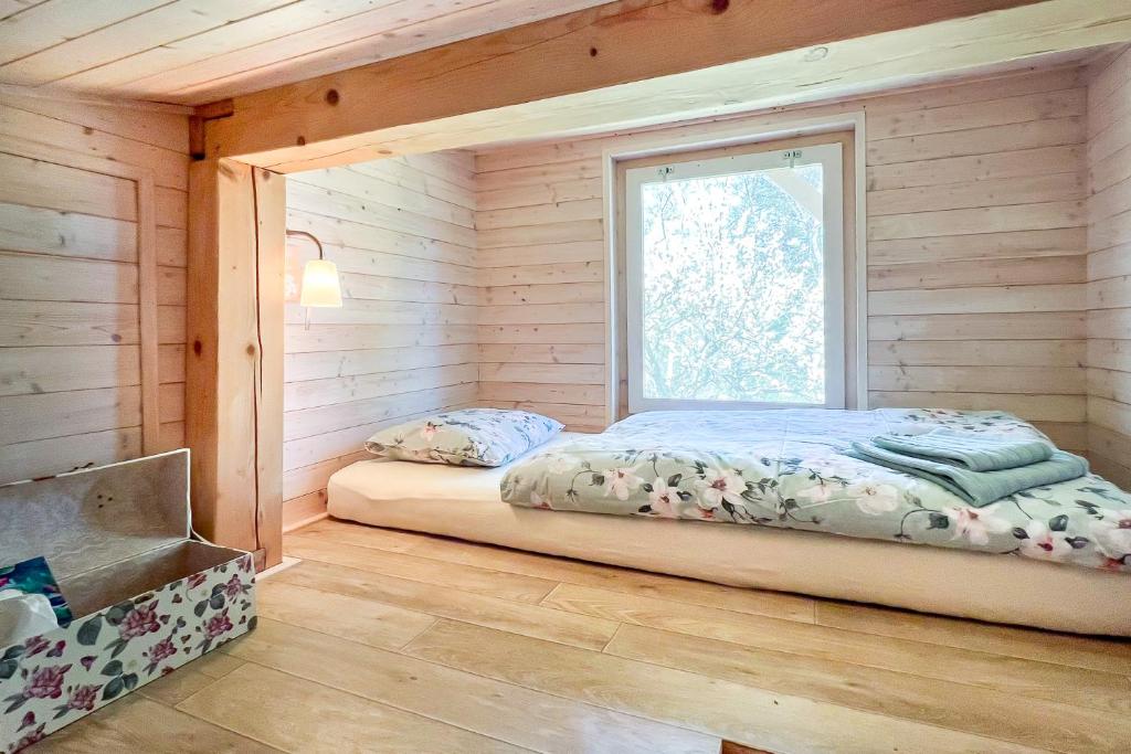 Postel nebo postele na pokoji v ubytování Chatka in Roztiezi