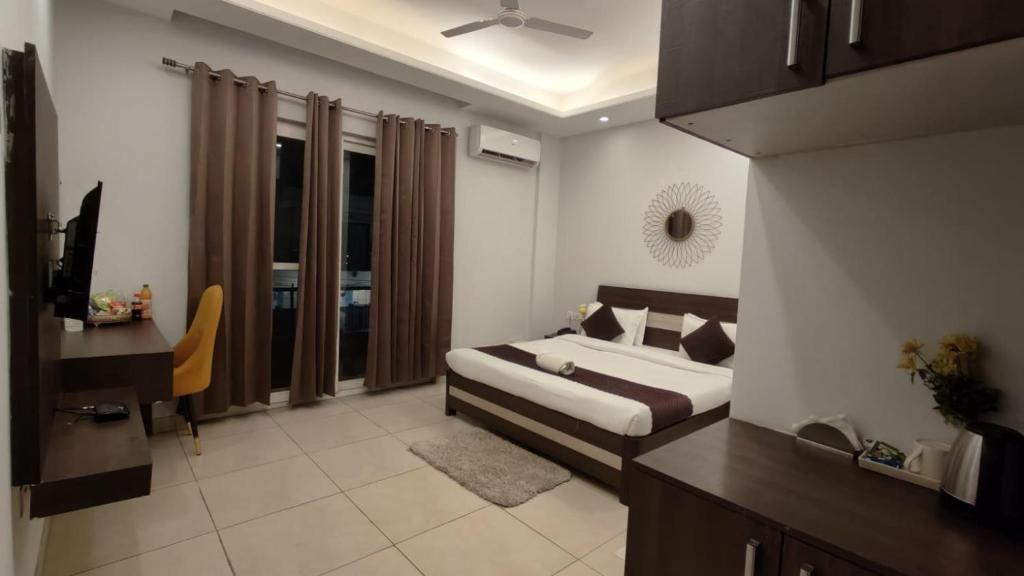 Postel nebo postele na pokoji v ubytování Akshay corporate hotel