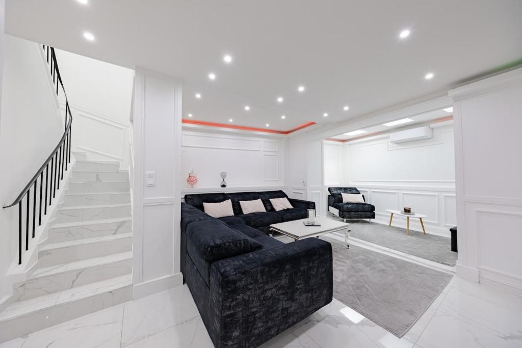 un salon avec un canapé et une table dans l'établissement Cannes 3 bedrooms apartment - 14HV, à Cannes