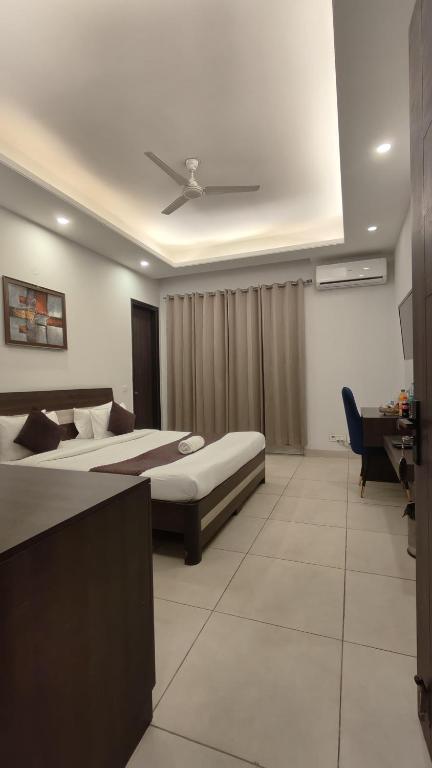 Postel nebo postele na pokoji v ubytování Akshay corporate hotel