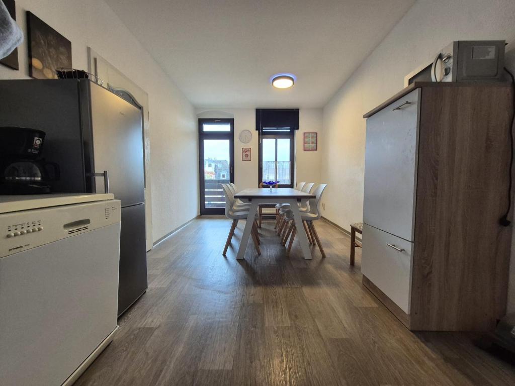 Riesen Stadtwohnung 5xSchlafzimmer 2xBad und Balkon - Appartement