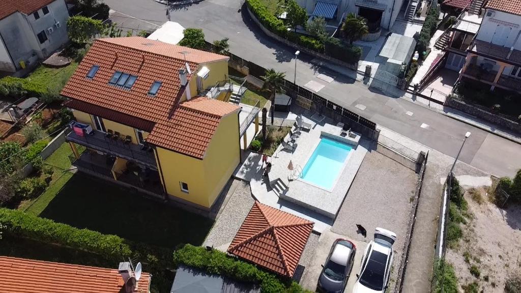 Bazén v ubytovaní Tom's House Njivice alebo v jeho blízkosti