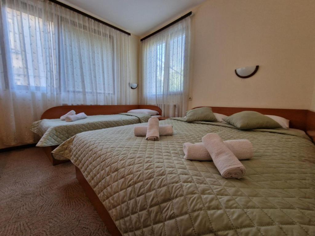 Postel nebo postele na pokoji v ubytování Rebeka Guest House