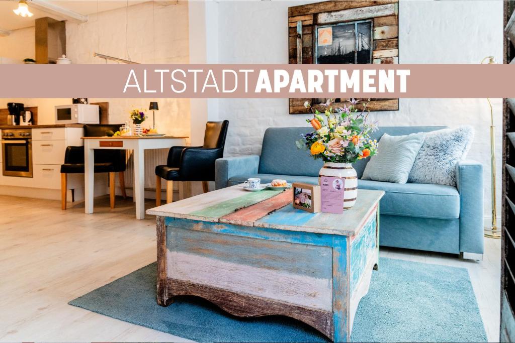 a living room with a blue couch and a table at Altstadtapartment- Historischer Charme trifft modernen Komfort zentral & gemütlich mit Parkplatz! in Niederdorla
