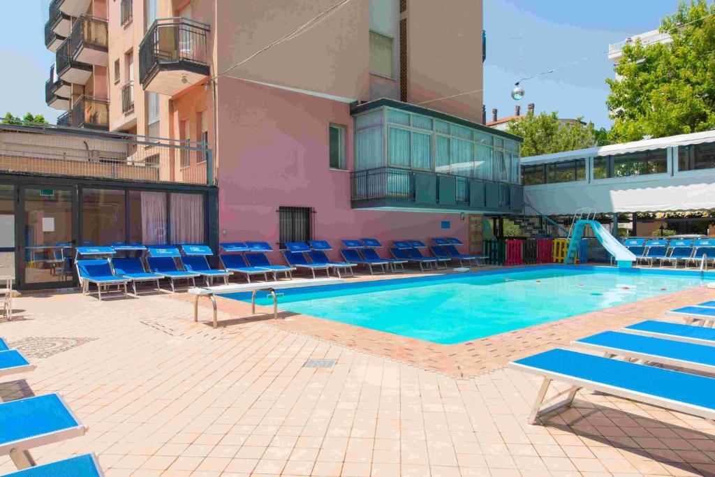 Bazén v ubytování Hotel 2000 nebo v jeho okolí