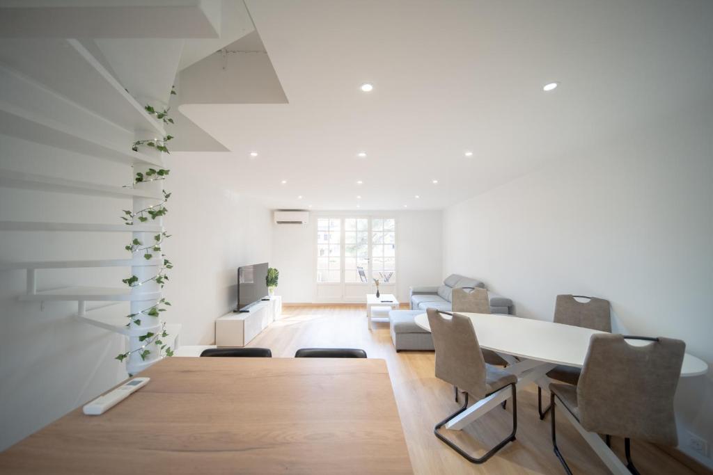 un salon blanc avec une table et des chaises dans l'établissement hameau des pins, à Saint-Raphaël