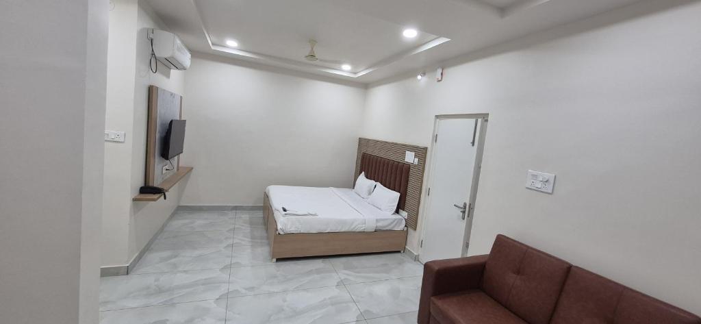 Postel nebo postele na pokoji v ubytování Hotel Vaarahi Chanda Nagar, Near Hitech City