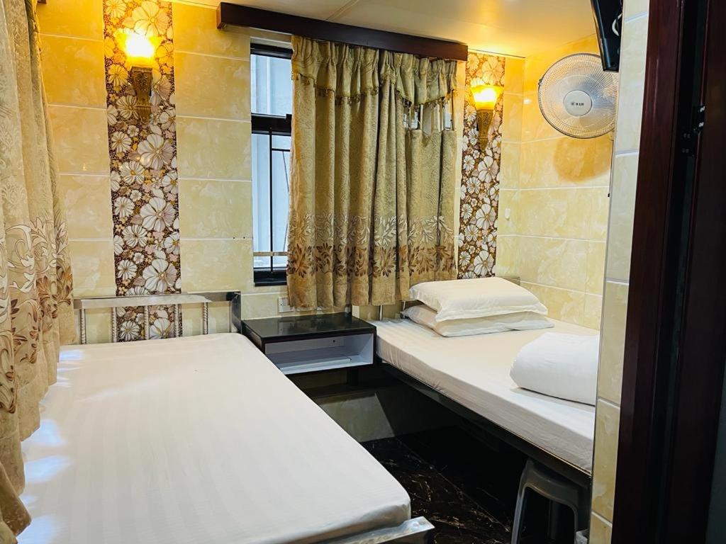 Postel nebo postele na pokoji v ubytování Maharaja Guest House Block C