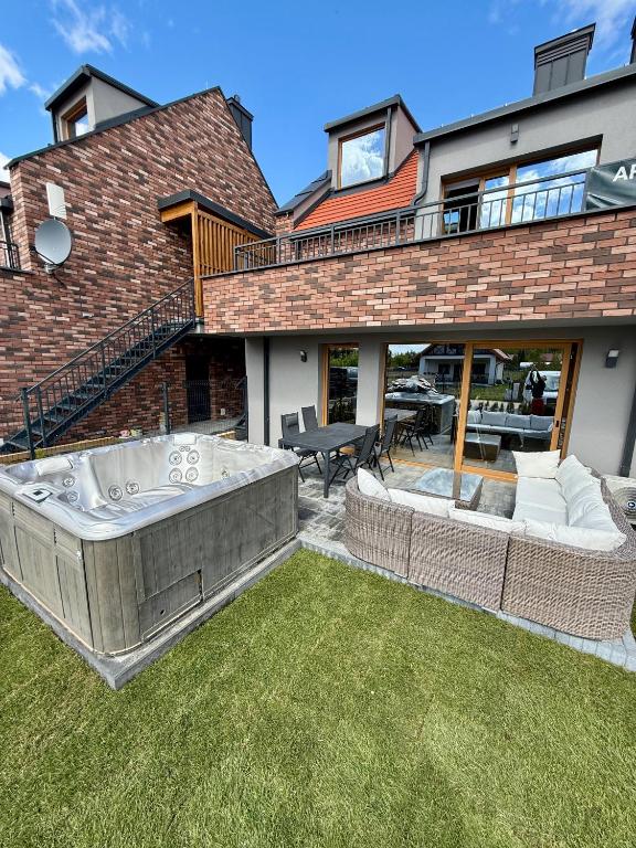 a large hot tub in the backyard of a house at Czyżyk - Apartamenty Rydzewo in Rydzewo