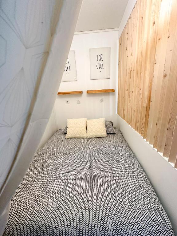 Cette petite chambre comprend un lit d'angle. dans l'établissement Studio wifi, parking privatif privé, clim, proche plage et polygone riviera, à Cagnes-sur-Mer