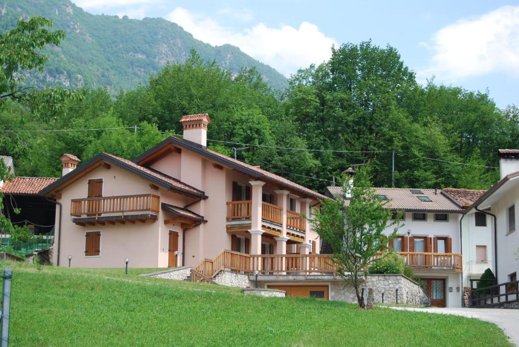 a house on a hill with mountains in the background at El Tabia De La Maria App Grün In Sospirolo in Sospirolo