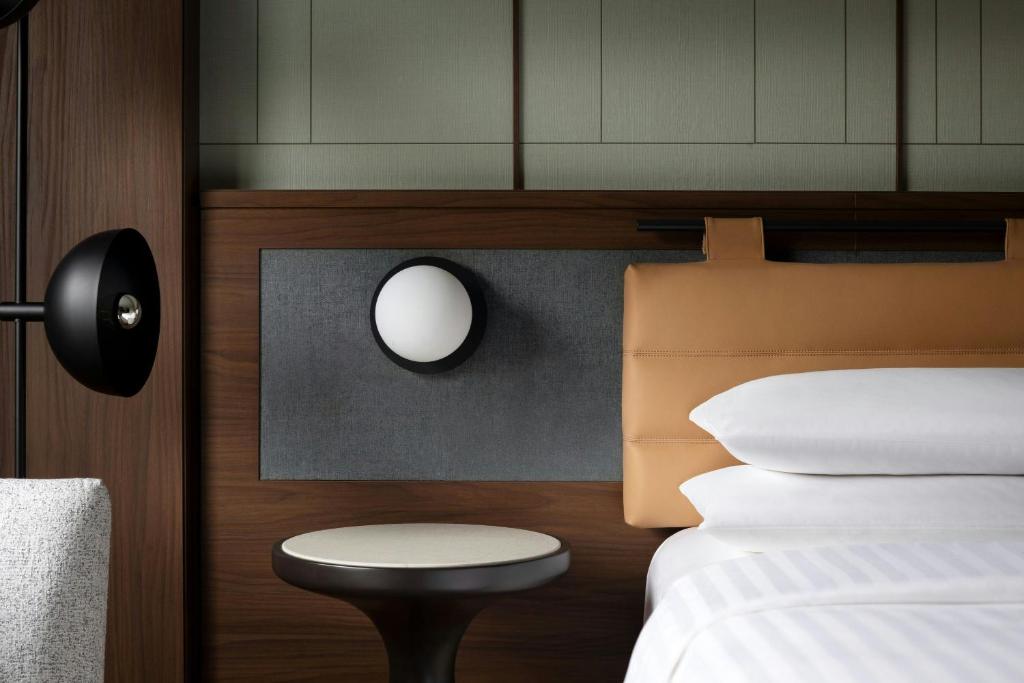Postel nebo postele na pokoji v ubytování Milan Marriott Hotel
