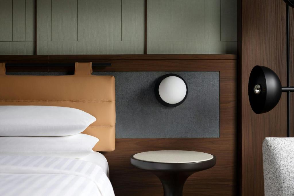Postel nebo postele na pokoji v ubytování Milan Marriott Hotel