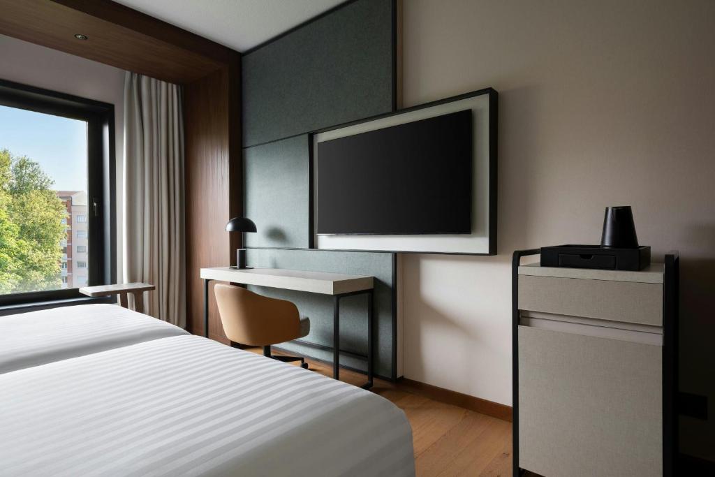 TV a/nebo společenská místnost v ubytování Milan Marriott Hotel