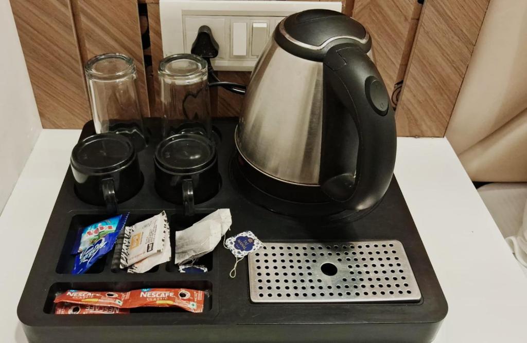 Příslušenství pro přípravu čaje a kávy v ubytování De Atlantiis Suites Near IGI Airport