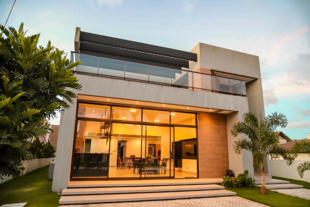 a modern house with large glass doors at Luxuosa Casa em Bananeiras in Bananeiras