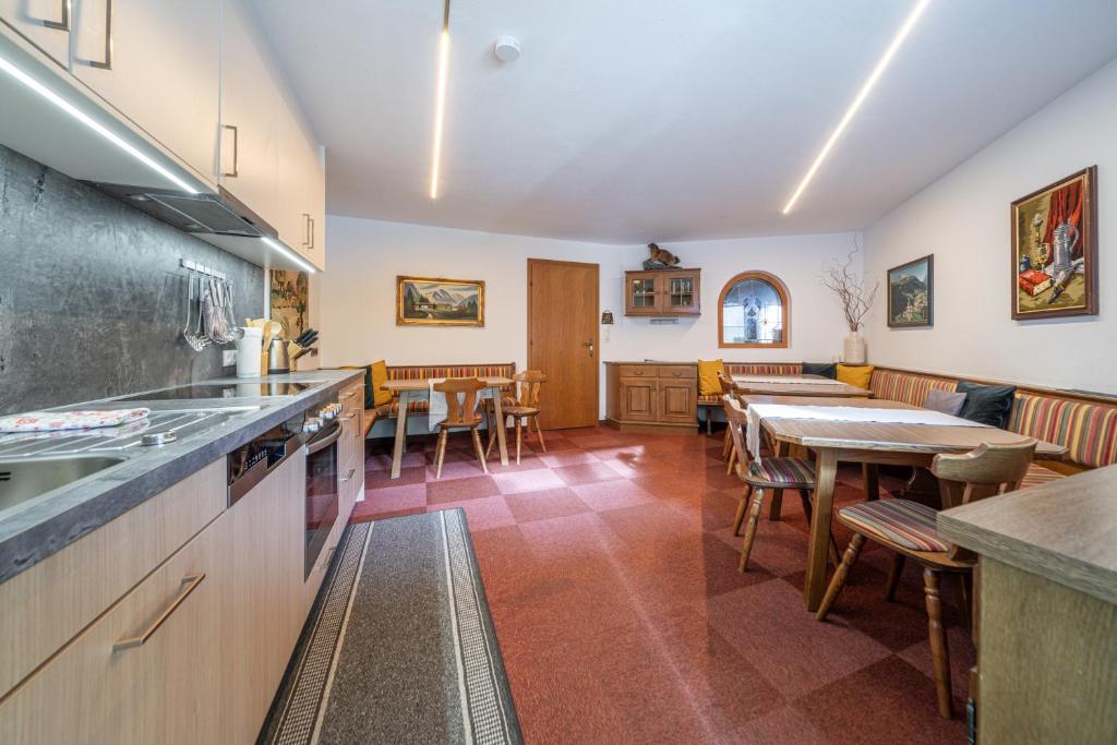 Kuchyňa alebo kuchynka v ubytovaní Gästehaus Raphaela