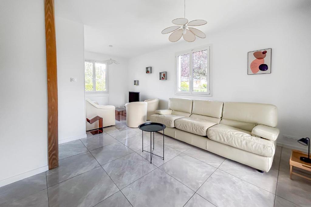 un salon avec un canapé et une table dans l'établissement Maison Avec Grand Jardin, à Buissou