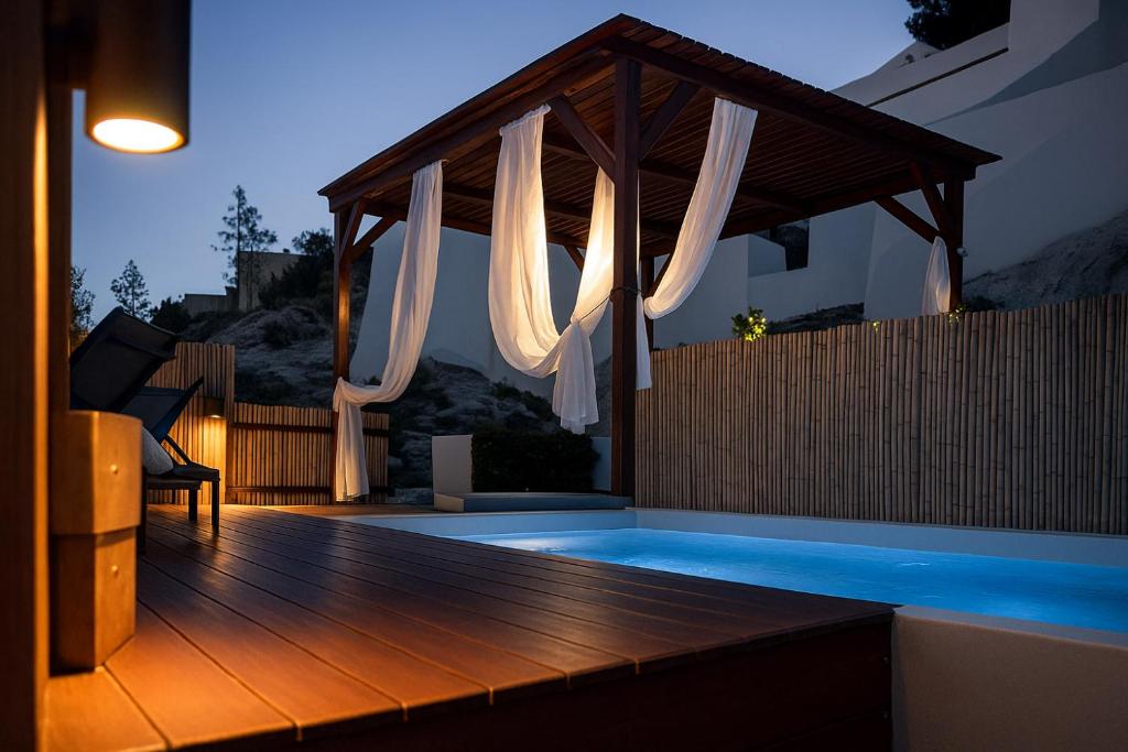 Πισίνα στο ή κοντά στο Santorini Rooftop Hot Tub Suite with Panoramic Views