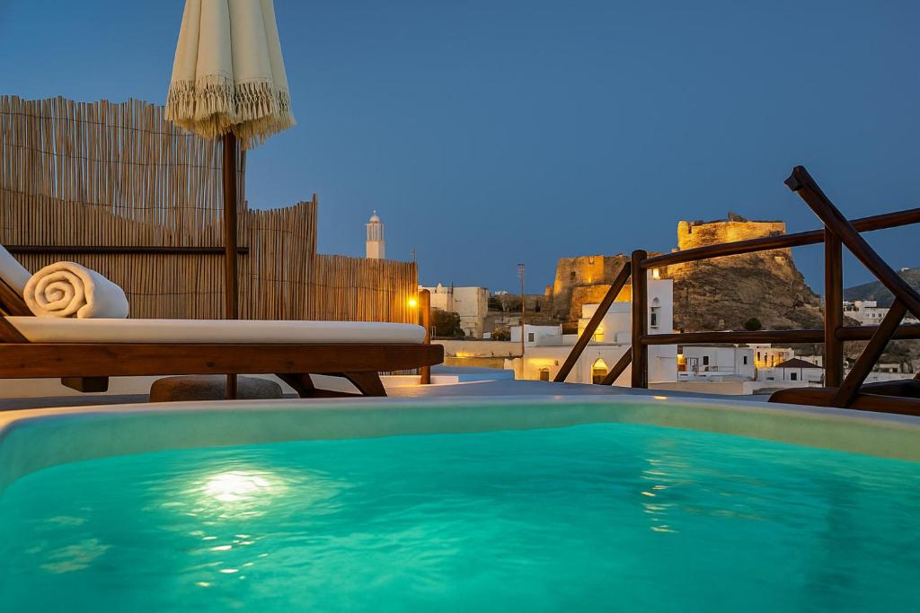 Πισίνα στο ή κοντά στο Santorini Rooftop Hot Tub Suite with Panoramic Views