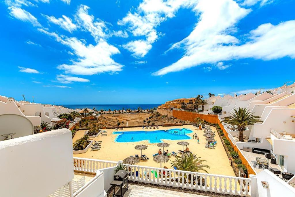 einen Blick vom Balkon eines Resorts mit Pool in der Unterkunft Tenerife relaxing holidays in San Miguel de Abona