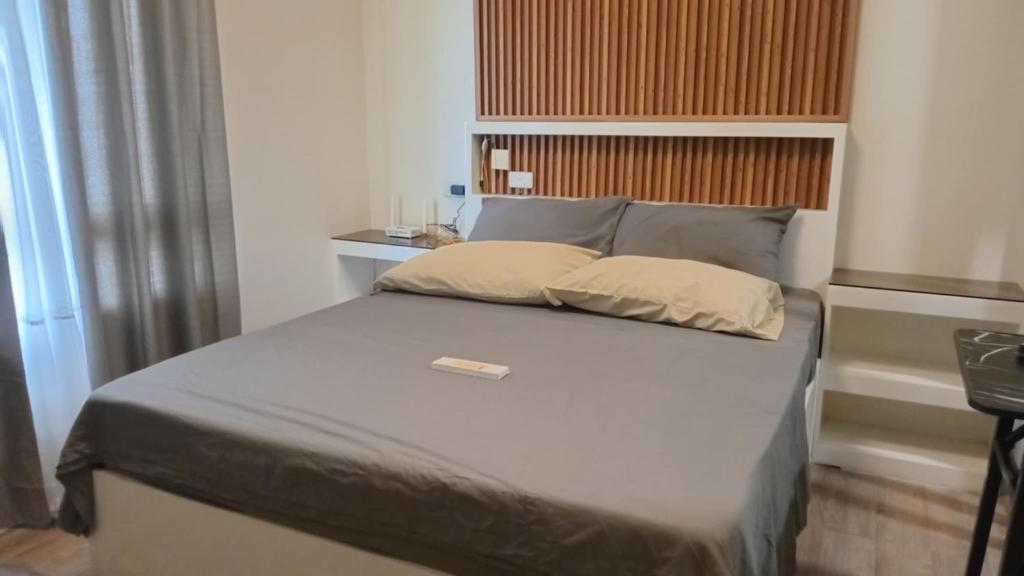 Un dormitorio con una cama con cabecero de madera. en Studio Unit at Mesavirre, en Sampong