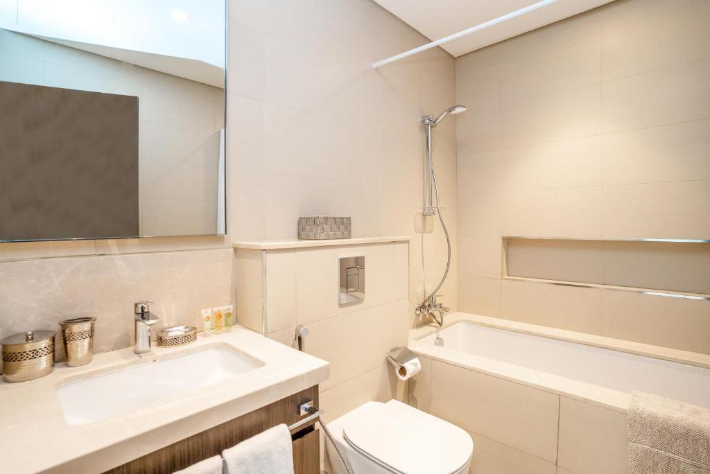 Koupelna v ubytování HomesGetaway-Lovely 3BR+Maids Room in Downtown Views
