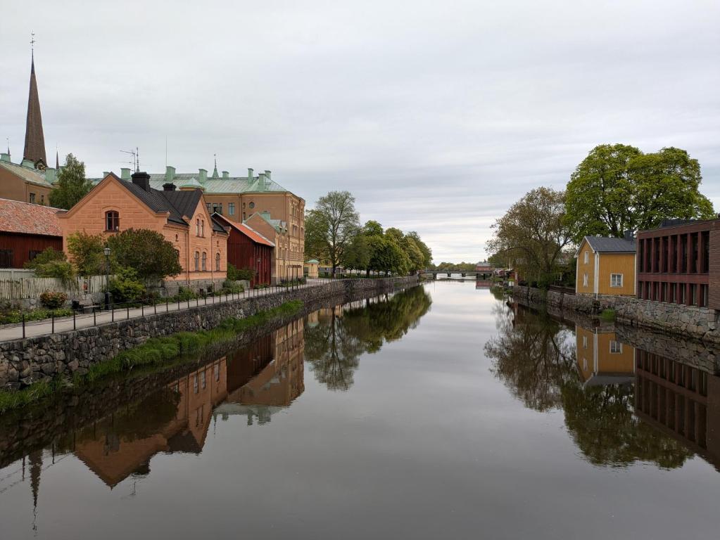 Výhled na řeku, která protéká v blízkosti hostelu