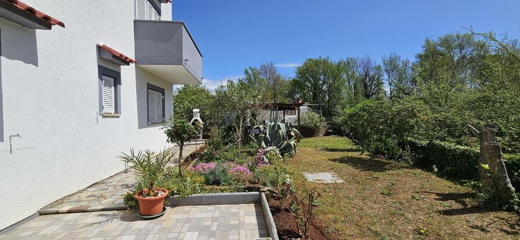 Zahrada ubytování Apartment Nika
