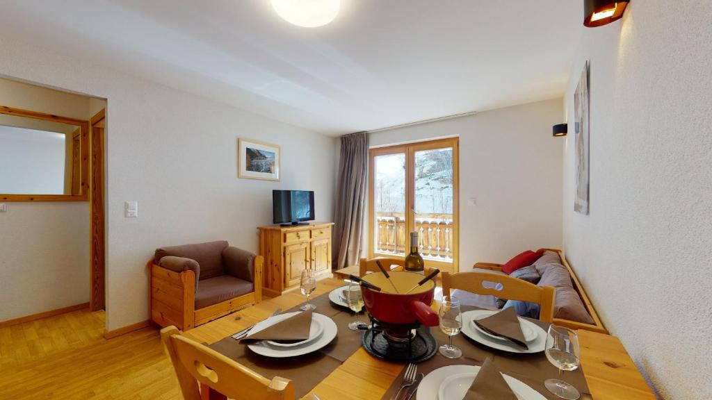 un salon avec une table et une salle à manger dans l'établissement Pracondu 2 402 - OUTDOOR & FUN charming apartment, à Nendaz