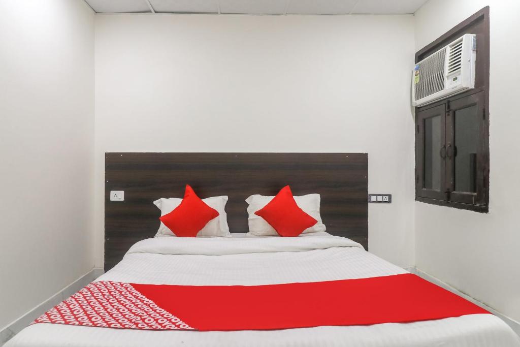 Postel nebo postele na pokoji v ubytování Hotel O Galaxy