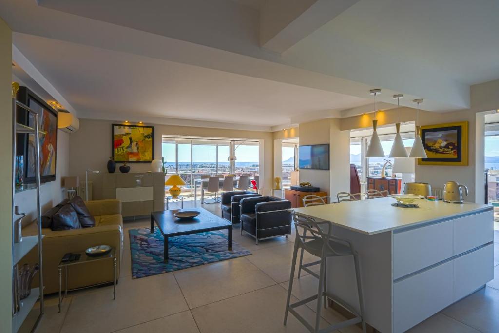 Televízia a/alebo spoločenská miestnosť v ubytovaní Villa sur le toit - Vue mer exceptionnelle