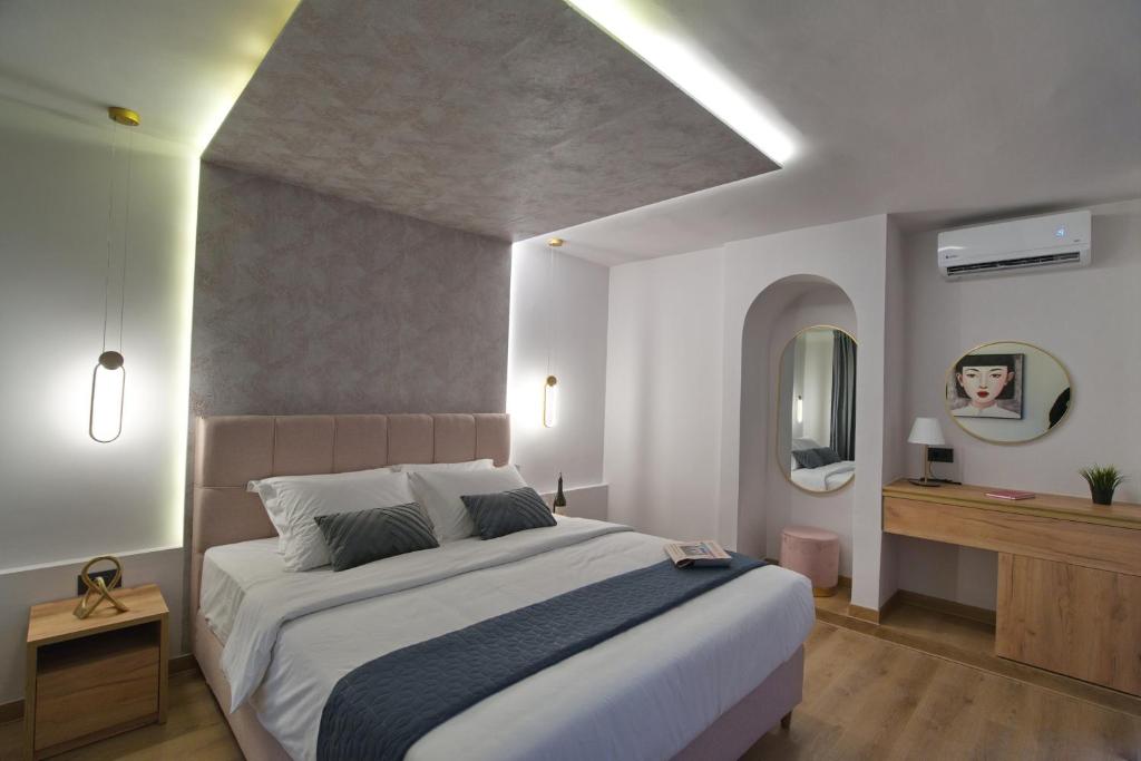 
CITYLUXE Suite with Indoor Water Tub
