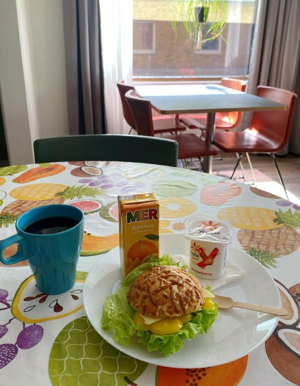 Jídlo v hostelu nebo okolí