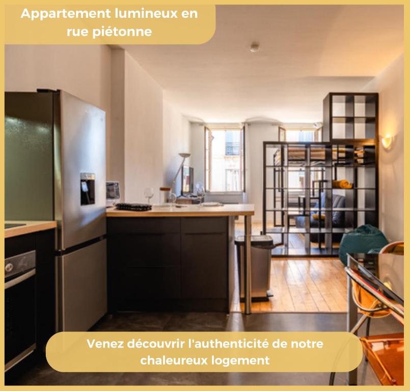 Il comprend une cuisine équipée d'un réfrigérateur et d'une cuisinière. four supérieur dans l'établissement Le Vaugelas I T1 I Annecy, à Annecy