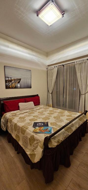 Ένα ή περισσότερα κρεβάτια σε δωμάτιο στο Laidback Cavern at Vinia Residences