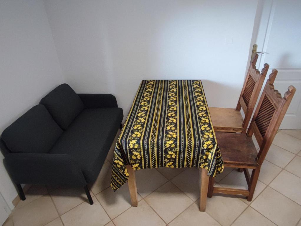 Posezení v ubytování Appartement en pleine nature avec piscine chauffée