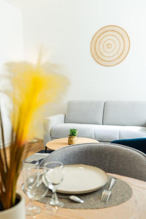 une table avec une plaque blanche au-dessus dans l'établissement Le Châlons Cosy T2 calme, à Châlons-en-Champagne