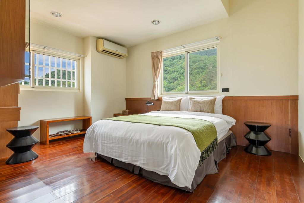 Postel nebo postele na pokoji v ubytování Sun Moon Lake ItaThao Vacation Inn with Elevator