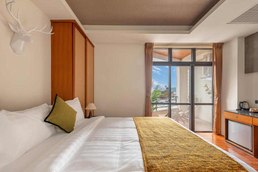 Postel nebo postele na pokoji v ubytování Sun Moon Lake ItaThao Vacation Inn with Elevator